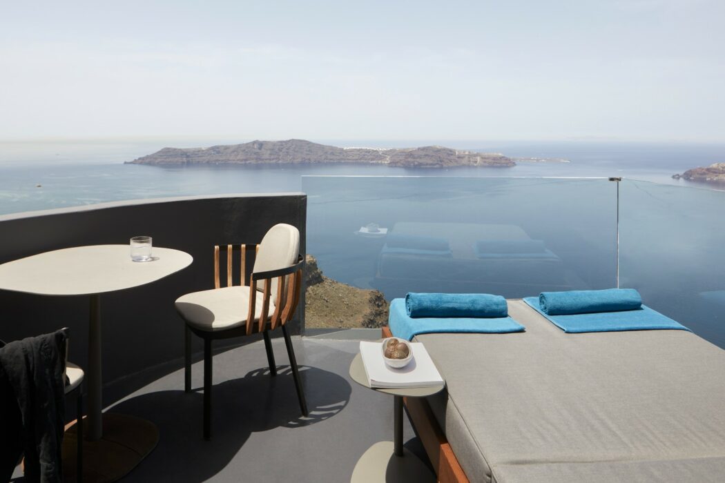 honeymoon-suite-santorini-1-header