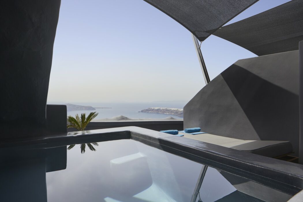 hideaway-suite-santorini-1