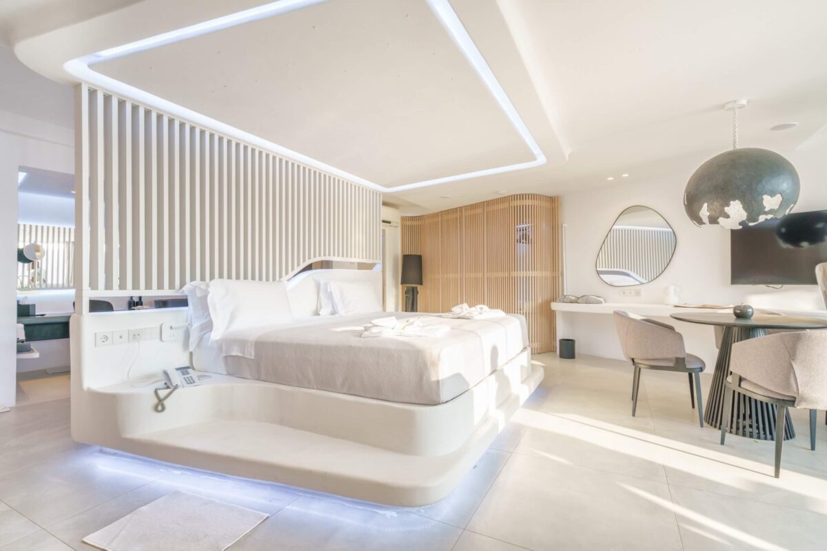 Honeymoon Luxury-Suite-with-Hot-Tub-Suite-76-3